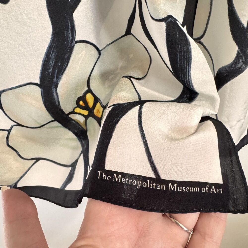 Metropolitan Museum of Art Scarf Silk Louis C. Tiffany White Magnolia Floral - Picture 7 of 8